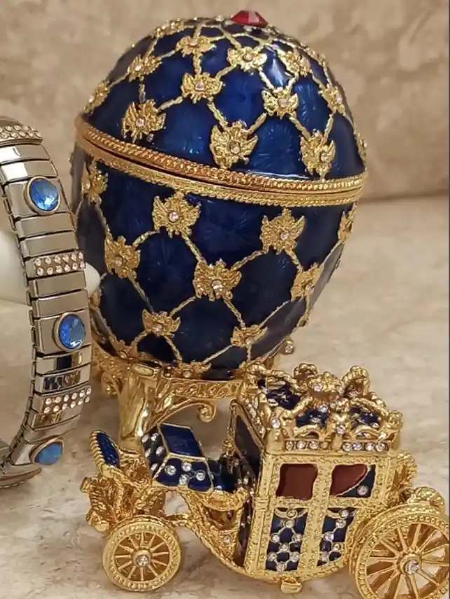 Kates Cousin Handcarved musical Natural egg + Pearl necklace set + Blue egg with carriage + Meander pen set