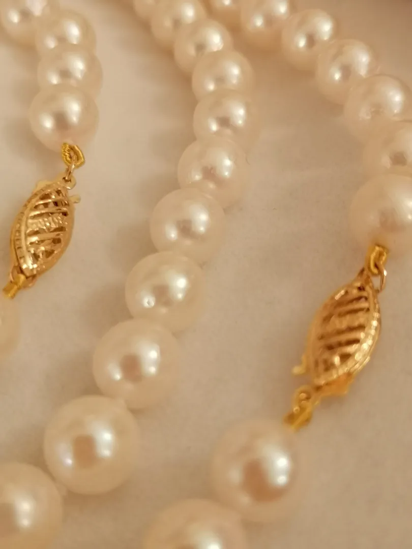 Saltwater Akoya Pearl bracelet with 18k solid gold clasp, featuring Japanese cultured Akoya pearls. This bracelet is a perfect bridal wedding gift or Christmas gift for women.