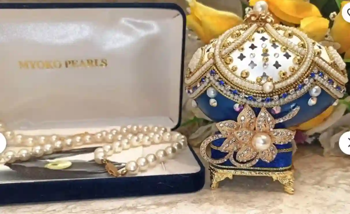 Kates Cousin Handcarved musical Natural egg + Pearl necklace set + Blue egg with carriage + Meander pen set